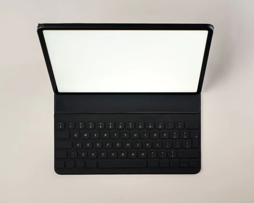Une image épurée montrant les mots Branding and Marketing sur fond blanc, parfaite pour des thèmes de marketing numérique.
